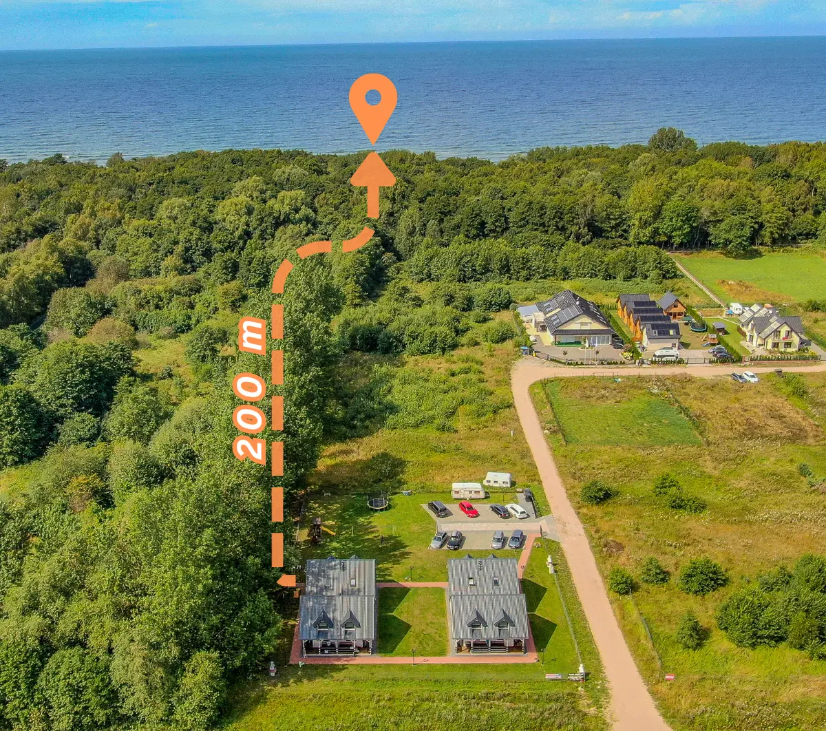 Mapa pieszej trasy z domków nad morzem w Pleśnej na bałtycką plażę, około 200 metrów ścieżką przez nadmorski las